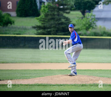 Teenage baseball pitcher liquidation on the pitchers mound. Banque D'Images
