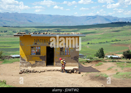 La mère et le nouveau-né d'entrer cafe Matebele Malealea Manzini District Lesotho Afrique du Sud Banque D'Images