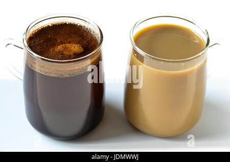 Un deux verres de café noir et blanc comparer Banque D'Images