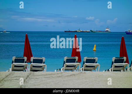 Orient Bay et plage à Saint Martin ou à Saint Martin, Caraïbes, Antilles. Banque D'Images