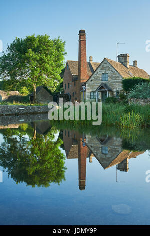 Lower Slaughter et la rivière Œil dans les Cotswolds, Gloucestershire Banque D'Images