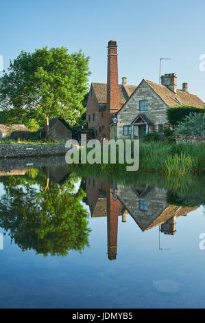 Lower Slaughter et la rivière Œil dans les Cotswolds, Gloucestershire Banque D'Images