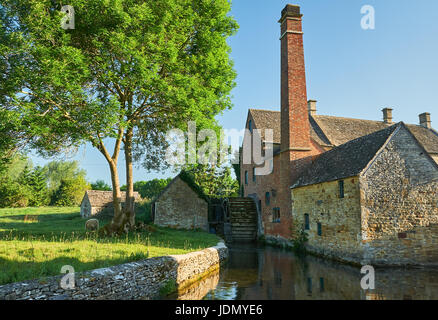 Moulin à eau sur la rivière Eye dans le pittoresque village de Cotswold de Lower Slaughter, Gloucestershire. Banque D'Images