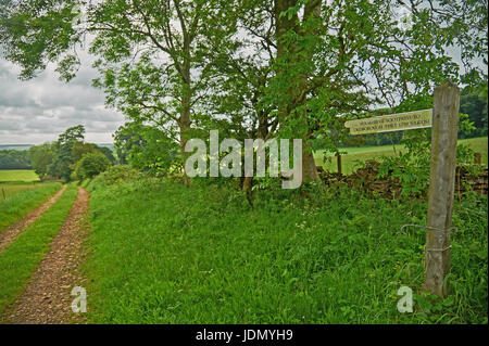 Fabricants poster panneau indiquant le chemin le long d'une voie d'Oldborough la ferme ture élevée sur l'escarpement près de Cotswold Cutsdean Banque D'Images