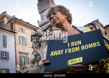 Rome, Italie. 20 Juin, 2017. Les militants de l'organisation de défense des droits humains Amnesty International se rassembler devant le Panthéon au cours d'un Flashmob sur la Journée mondiale des réfugiés dans le centre de Rome . Appel d'Amnesty International pour la protection des réfugiés, activer safe) pour les demandeurs d'asile et des réfugiés et de créer une alternative aux passages irréguliers dangereux. la photo un moment flash-mob Crédit : Andrea Ronchini/Pacific Press/Alamy Live News Banque D'Images