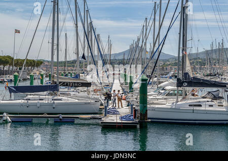 Marina avec de nombreux voiliers sur les quais de Hondarribia (Fuenterrabia) Guipuzcoa, Espagne, Europe. Banque D'Images