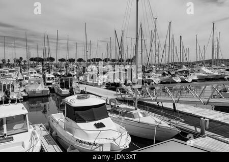 Marina avec de nombreux voiliers sur les quais de Hondarribia (Fuenterrabia) Guipuzcoa, Espagne, Europe. Banque D'Images