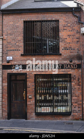 The Friend at Hand, un magasin de whisky, Hill Street, Belfast, Irlande du Nord. Banque D'Images