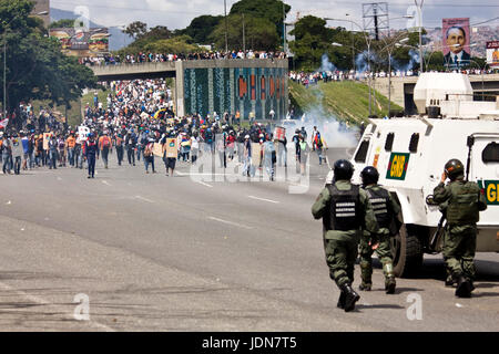 Les membres de la garde nationale bolivarienne affronter manifestants sur une autoroute à Caracas qui protestaient contre le président Nicolas maduro. Banque D'Images