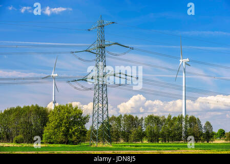 Éoliennes et mât de flux à Hambourg, Allemagne, Europe, Windraeder und Strommast à Hamburg, Deutschland, Europa Banque D'Images