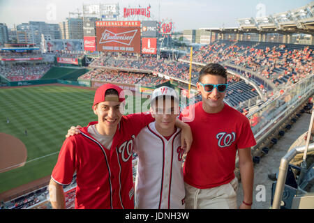 Washington, DC - Trois diplômés du secondaire commencent a été de visiter tous les 30 stades de la Ligue Majeure de Baseball, à commencer par Washington's Nati Banque D'Images