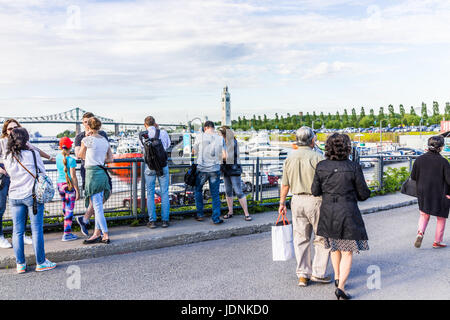 Montréal, Canada - le 27 mai 2017 : quartier du vieux port avec les gens à la tour de l'horloge au port et dans la vieille ville en ville dans la région du Québec au cours de l'été ensoleillé Banque D'Images