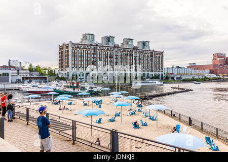 Montréal, Canada - le 27 mai 2017 : plage de Harbor, dans la vieille ville en ville dans la région du Québec au cours de la journée d'été ensoleillée Banque D'Images