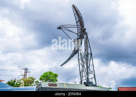 Libre à l'antenne parabolique de communication mobile tour militaire Banque D'Images