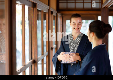 Caucasian woman wearing yukata avec ami japonais à traditionnel ryokan, Tokyo, Japon Banque D'Images