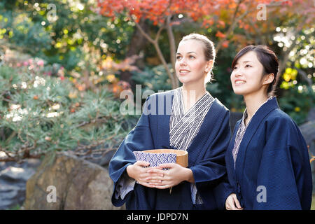 Caucasian woman wearing yukata avec ami japonais à traditionnel ryokan, Tokyo, Japon Banque D'Images