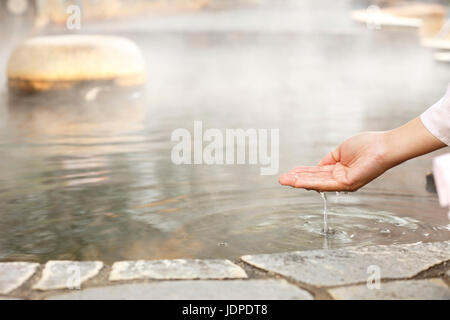 Femme japonaise traditionnelle baignade à Hot spring, Tokyo, Japon Banque D'Images