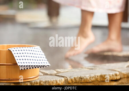 Femme japonaise traditionnelle baignade à Hot spring, Tokyo, Japon Banque D'Images