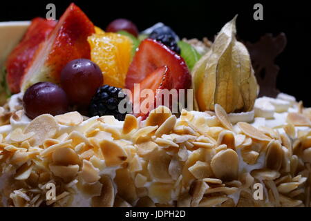 Gâteau aux fruits sur fond noir Banque D'Images