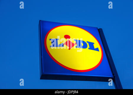 Cartagena, Espagne - 17 mai 2017 : logo Lidl supermarché allumé au crépuscule. Lidl est basée sur la chaîne de supermarchés discount allemande de Neckarsulm, Allemagne Banque D'Images