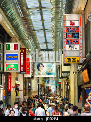 Une arcade commerçante pleine de gens, dans la rue de Shinsaibashi, Namba Osaka, Japon Banque D'Images