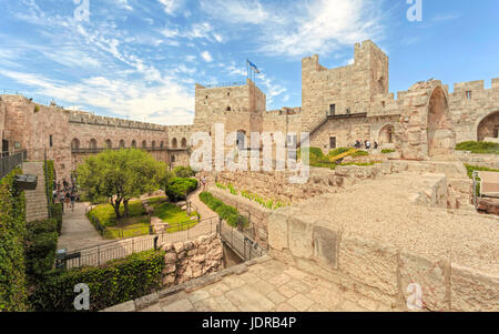 La Citadelle ( Tour de David ) avec les découvertes archéologiques dans sa cour et le minaret Ottoman, dans la vieille ville de Jérusalem, Israël. Banque D'Images