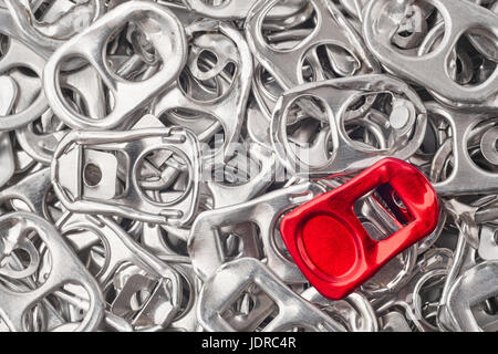 Le recyclage de l'aluminium fond avec languette de pièces. Les déchets métalliques. L'horizontale Banque D'Images