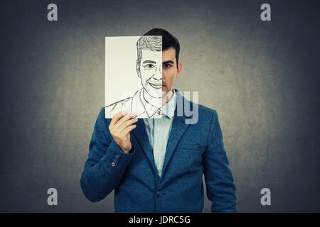 Portrait of a sad woman la moitié de son visage à l'aide d'un papier blanc dessiné avec un faux professionnels de l'émotion. Masque pour cacher le vrai visage d'expression, crea Banque D'Images