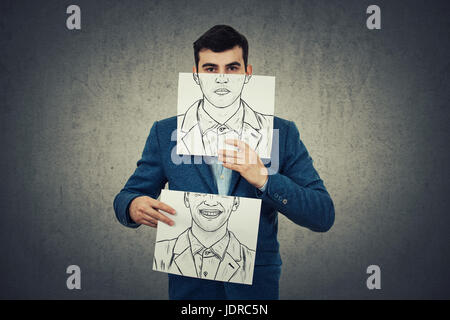 Businessman holding deux livres blancs avec différentes émotions tirées, l'une cachant la moitié de visage avec expressionon en colère et un autre avec un sourire heureux, fac Banque D'Images