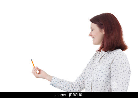 Souriante Jeune femme tenant un crayon étudiant essaie de développer son potentiel de créativité.concept. Banque D'Images