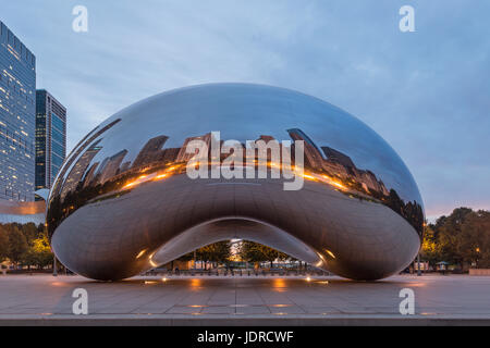 Aube photo de Millennium Park, Chicago, montrant un sombre ciel bleu , le bean et réflexions de gratte-ciel. Banque D'Images