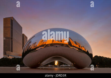 Tôt le matin, photo au Millennium Park Chicago, montrant le bean et réflexions des gratte-ciel . Banque D'Images