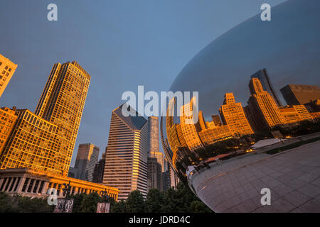 Tôt le matin, photo au Millennium Park Chicago, montrant le bean et réflexions des gratte-ciel . Banque D'Images