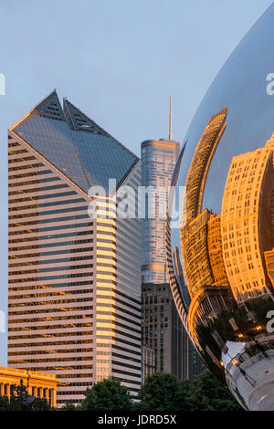 Tôt le matin, photo au Millennium Park Chicago, montrant le bean et réflexions des gratte-ciel . Banque D'Images