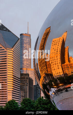 Tôt le matin, photo au Millennium Park Chicago, montrant le bean et réflexions des gratte-ciel . Banque D'Images