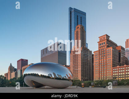 Tôt le matin, photo au Millennium Park Chicago, montrant le bean et réflexions des gratte-ciel . Banque D'Images