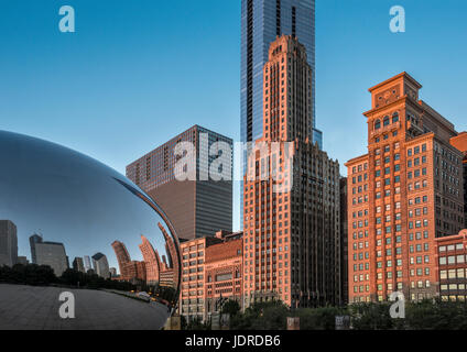 Tôt le matin, photo au Millennium Park Chicago, montrant le bean et réflexions des gratte-ciel . Banque D'Images