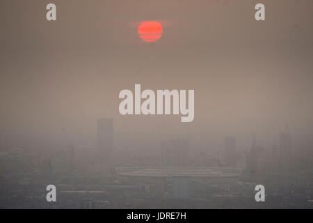 Le soleil se lève sur le stade de Londres en tant que personnes célèbrent le solstice d'été à la vue du Shard London - plate-forme d'observation la plus haute au sommet de la fragment, qui est le plus haut bâtiment de l'Europe de l'Ouest. Banque D'Images