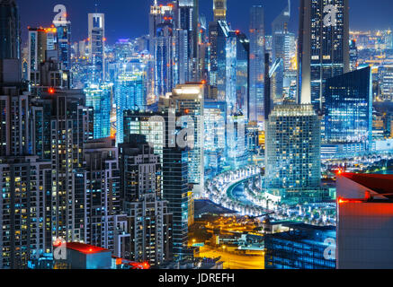 Une spectaculaire vue sur une grande ville moderne avec des gratte-ciel de nuit illuminée. Architecture de centre-ville de Dubaï, aux Émirats arabes unis. Banque D'Images