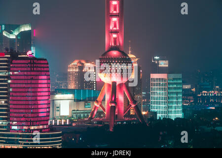 Libre d'allumé Oriental Pearl Tower de Shanghai, Chine. Skyline nuit panoramique. Banque D'Images