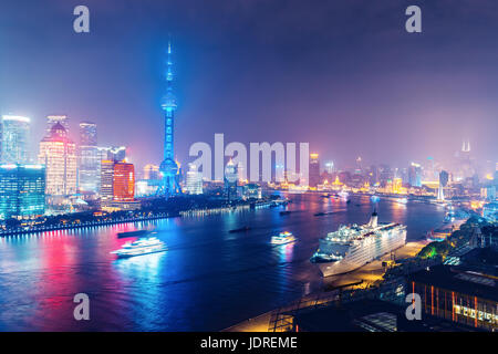 Vue panoramique aérienne sur une grande ville moderne par nuit. Shangai, Chine. Skyline nuit illuminée avec des gratte-ciel. Banque D'Images