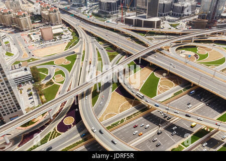 Scenic Vue aérienne de la célèbre intersection de l'autoroute à Dubaï, Émirats arabes unis, à jour. Transports et déplacements l'arrière-plan. Banque D'Images