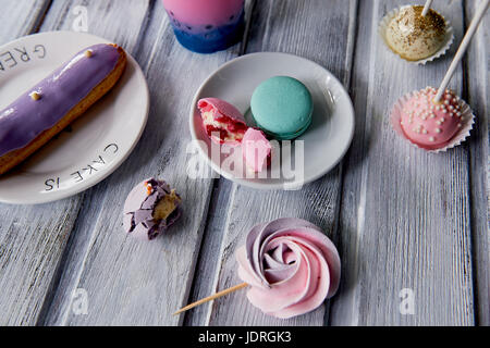 Belle bonbons pastel sur un beau fond de bois. Photo esthétique. Coin cuisine, pour les fêtes d'enfants Banque D'Images