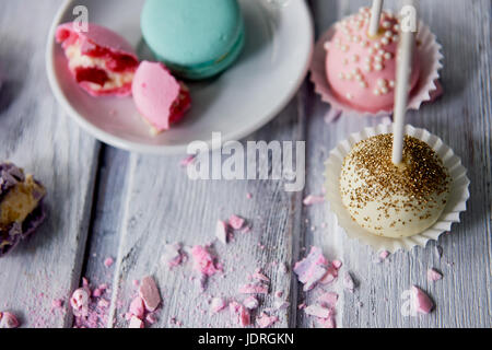 Belle bonbons pastel sur un beau fond de bois. Photo esthétique. Coin cuisine, pour les fêtes d'enfants Banque D'Images