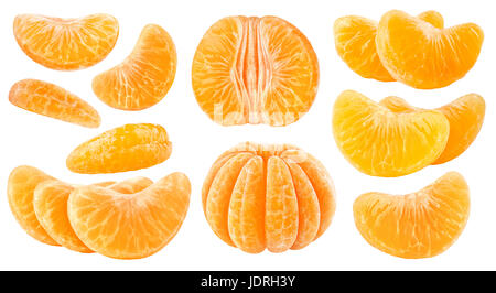 Les segments d'agrumes isolés. Collection de mandarine, orange et autres agrumes pelés segments isolé sur fond blanc avec clipping path Banque D'Images