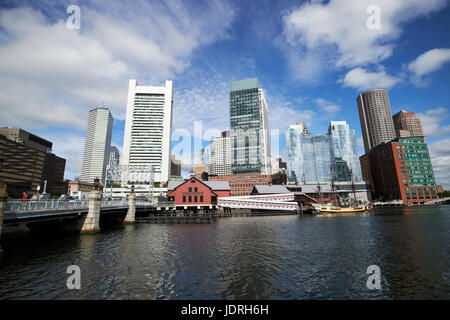 Fort point channel quartier financier et Boston tea party museum skyline cityscape Boston USA Banque D'Images
