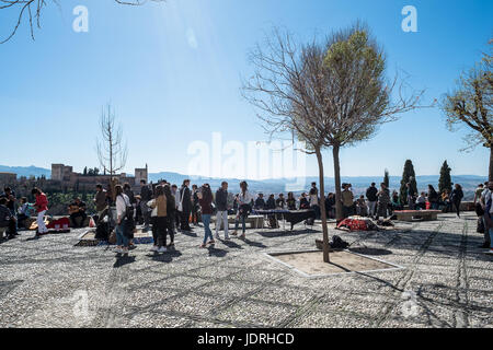 Les personnes à la recherche à l'Alhambra depuis le Mirador de San Nicolas, Grenade, Andalousie, Espagne, Europe Banque D'Images