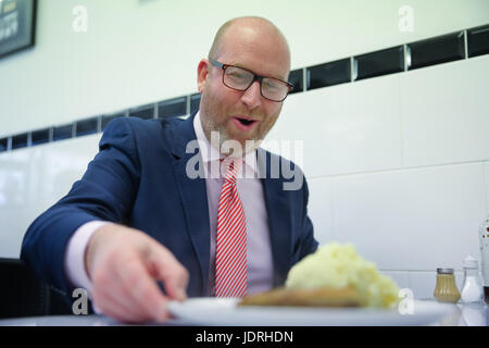 Leader de l'UKIP Paul Nuttall, Parc de l'orme des visites est de Londres comme la campagne se poursuit dans la construction jusqu'à l'élection générale de 2017. Avec : chef de l'UKIP Paul Nuttall Où : London, Royaume-Uni Quand : 20 mai 2017 : Crédit/WENN.com Dinendra Haria Banque D'Images