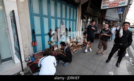 Les gens de jour urbain dynamique Charoen Krung Road Sathon Bangkok Thaïlande Banque D'Images