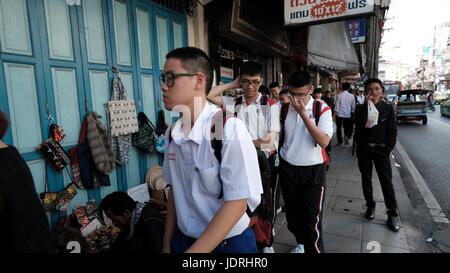 Les gens de jour urbain dynamique Charoen Krung Road Sathon Bangkok Thaïlande Banque D'Images